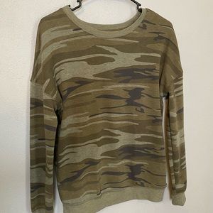Zoe + Liv Camo Crewneck shirt Small
